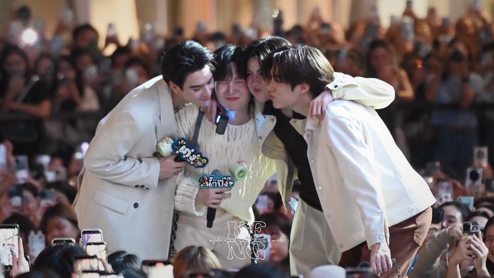 เจ้า 4 ก้อนนน จุ่มแจ้มมม 💘🥹

KNP SUMMER BOY AMBASSADORS
#CentralPattanaXKengNamping