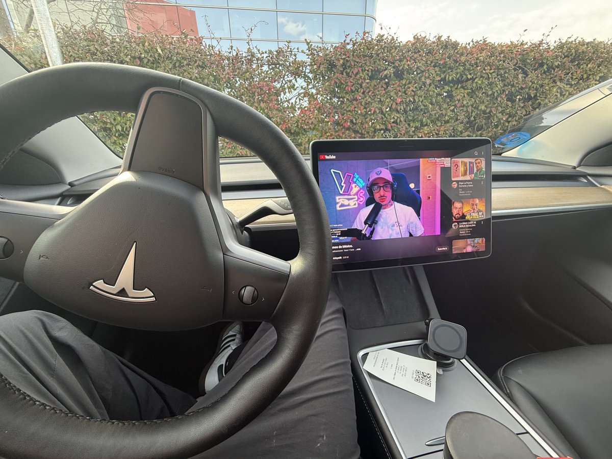 ⁦<a href="/rickyedit/">໊</a>⁩ Viendo tu vídeo en el carro mientras cargo para seguir con la chamba