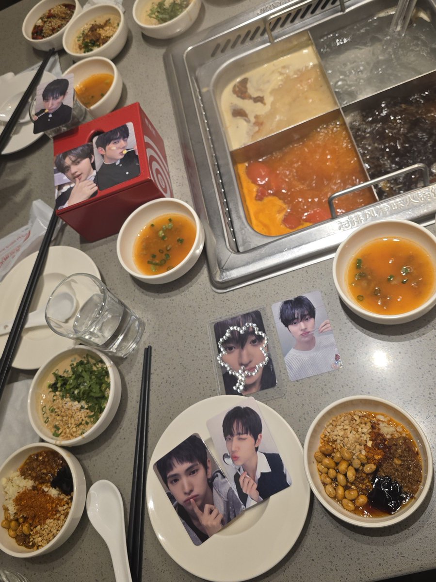 wsws_0809's tweet photo. 은찬데이와 템페스트 4주년을 기념하여 겸사겸사 하딜통 치유.. 형섭소스 드디어 나도 먹어봄!! (스위트칠리랑 튀긴대두는 절반만 넣긴 했어요..) 난 맛있었음 다른친구들 반응은 기억안남 근데 쨌든 난 맛있었음ㅎㅎ

칠리를 6스푼 다넣으면 너무 달것같아서 2스푼 정도 넣었나? 그랬는데 딱 적당했고 튀긴대두는 처음 먹어보는데 씹히는 식감이 생각보다 괜찮아서 은근 맛있었음 매운거 좋아하면 매운소고기소스나 마라시즈닝 더넣는거 추천