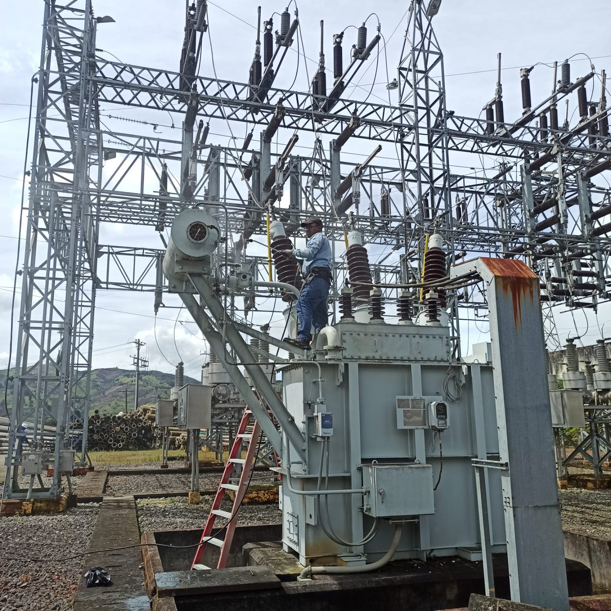 CNEL_EP's tweet photo. ✅ BOLÍVAR

Se realizaron labores de limpieza y lubricación del equipamiento a 69 kV en la Subestación Cochabamba, ubicada en el cantón Chimbo. Este mantenimiento se ejecuta de manera periódica y planificada con el fin de eliminar la suciedad y los sedimentos que el ambiente deposita sobre los equipos del patio de alta tensión, garantizando así la integridad del sistema de aislamiento y el correcto funcionamiento de las instalaciones.

Acciones como esta nos permiten prevenir fallas, prolongar la vida útil de la infraestructura eléctrica y, sobre todo, asegurar la continuidad del suministro eléctrico para los usuarios de la zona.