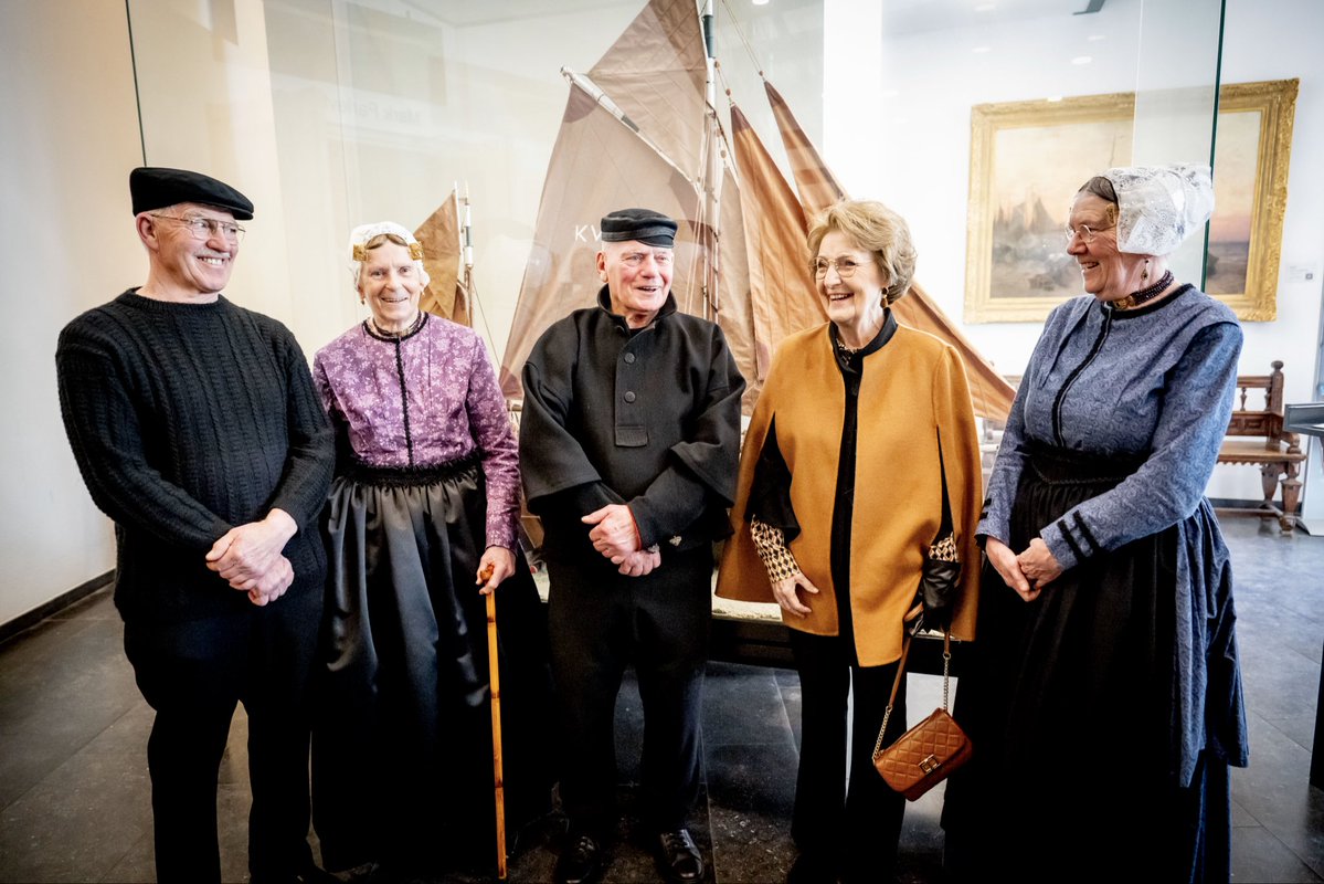 Prinses Margriet krijgt een rondleiding door de expositie ‘Varen voor Vrijheid’ in het Katwijks Museum en ontvangt de jubileummunt ter gelegenheid van 80 jaar einde vaarplicht, een dienstplicht voor de bemanning van Nederlandse Koopvaardijschepen. koninklijkhuis.nl/actueel/nieuws…