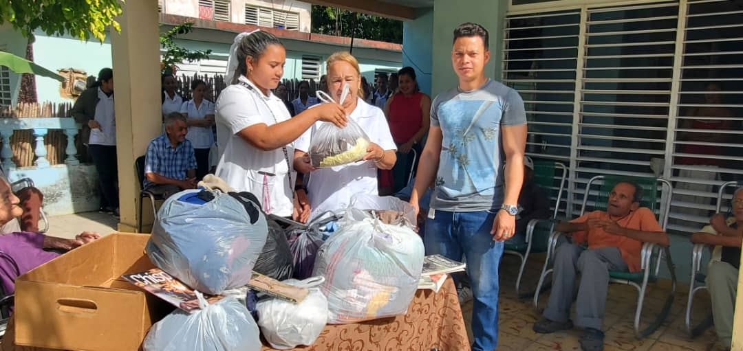 Actividad realizada hoy en Hogar de Ancianos Niquero por los estudiantes de medicina y enfermería!!  <a href="/DmsNiquero/">Dirección General Salud Pública Niquero/Granma</a> <a href="/GranmaDps/">Dirección General de Salud Granma</a> <a href="/LisandraFu4093/">Dra. Lisandra Fuentes Hidalgo</a> <a href="/BorgesOlivero/">Carlos Borges Oliveros</a> <a href="/YanetsyTerry/">Yanetsy Terry Gutiérrez</a>