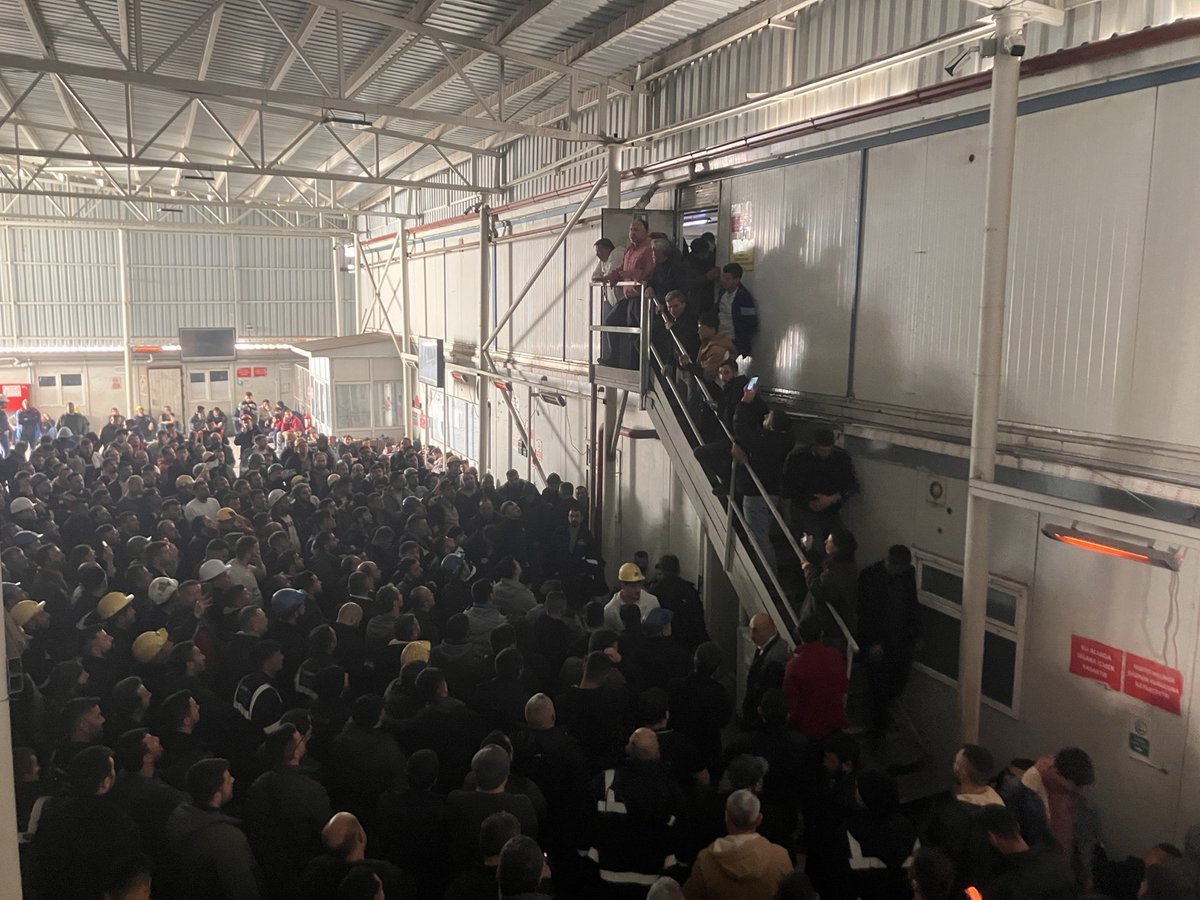 gercekgazetesi's tweet photo. 📍 Kınık/İzmir

🔻Barikatlar aşıldı, madenciler madende! Yoldaşlarımız da madencilerle birlikte.

Ödenmemiş ücretleri ve tazminatları için mücadele eden @bagimsizmadenis sendikasında örgütlü Polyak Maden işçileri talepleri karşılanana kadar madenden çıkmayacak.

🚨Patron tüm tazminatları ve işçi alacaklarını ödeyeceğini iletti fakat bir protokol masası kurulmuş değil. İşçiler aynı zamanda işlerini kaybetmek istemiyor. İsteyen işçilerin çalışmaya devam etmesini talep ediyorlar.

📢İşçilere değil patronlara barikat!
📢İşçilere kalkan eller kırılsın!
#PolyakMadencisiyleYürü
