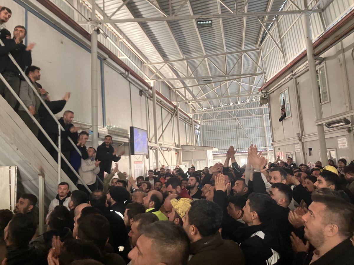 gercekgazetesi's tweet photo. 📍 Kınık/İzmir

🔻Barikatlar aşıldı, madenciler madende! Yoldaşlarımız da madencilerle birlikte.

Ödenmemiş ücretleri ve tazminatları için mücadele eden @bagimsizmadenis sendikasında örgütlü Polyak Maden işçileri talepleri karşılanana kadar madenden çıkmayacak.

🚨Patron tüm tazminatları ve işçi alacaklarını ödeyeceğini iletti fakat bir protokol masası kurulmuş değil. İşçiler aynı zamanda işlerini kaybetmek istemiyor. İsteyen işçilerin çalışmaya devam etmesini talep ediyorlar.

📢İşçilere değil patronlara barikat!
📢İşçilere kalkan eller kırılsın!
#PolyakMadencisiyleYürü