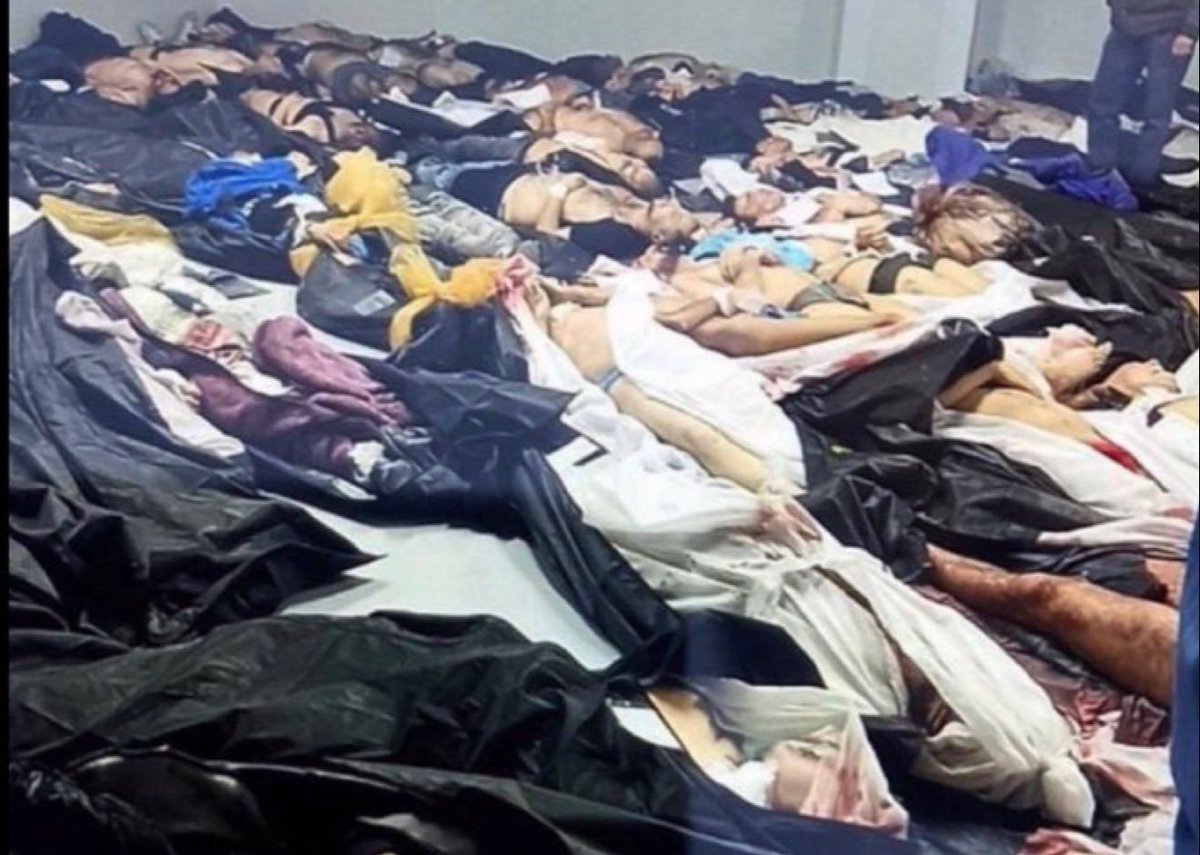 ACOM_es's tweet photo. "Ataron las manos a los heridos y los fusilaron en el hospital. 
Amontonaron los cuerpos y pidieron dinero a las familias para entregarles sus seres queridos. 
Algunos no aparecieron. 
Muchos esperan su ejecución. Nada más destructivo que el mullah y sus seguidores. 
No olvides".

Vía @se_pi88