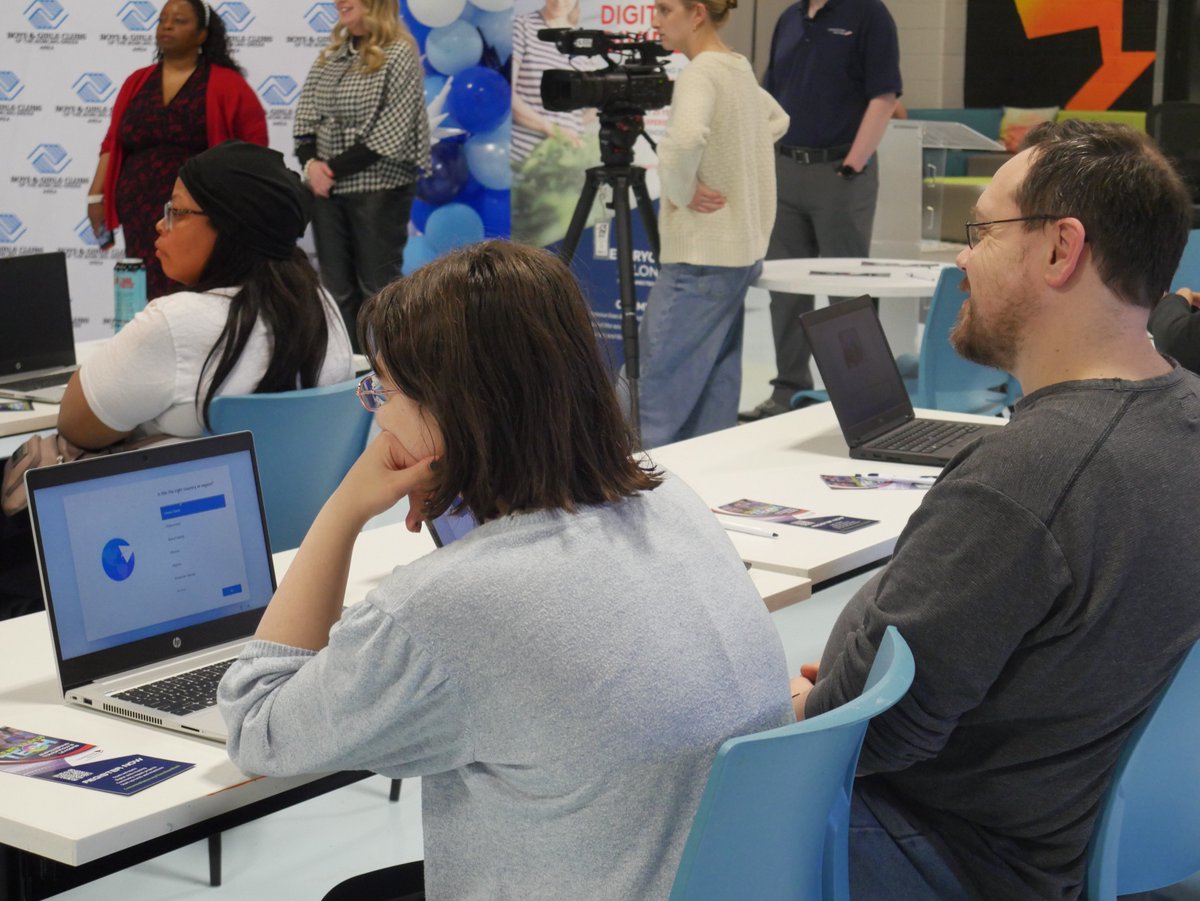 DigitalWorksUSA's tweet photo. VIDEO: Bowling Green (KY) families receive 100 laptops, digital skills training  

It was part of a project bringing together #ConnectedNation, @ATTImpact, and the Boys &amp; Girls Clubs of America. 

Here's what participants learned and WHY they showed up: https://t.co/DtAN3YitfN https://t.co/yGrcx3QUBj