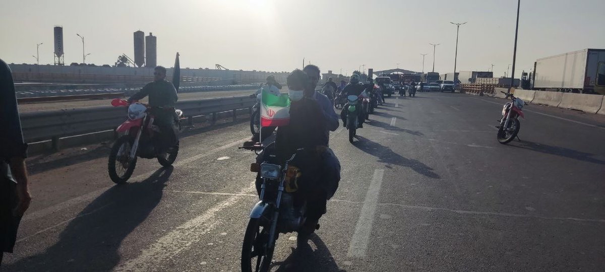 اینجا نیلگون مکران، چابهار است؛ جایی که زیر بمباران آمریکای جنایتکار، امروز جوانان غیور بلوچ اینجوری در مقابل جت های دشمن با پرچم کشورمان رژه اقتدار برگزار کردن. عکس ها از پیکرستان
#تا_پای_جان_برای_ایران 
#ندر_په_ایران