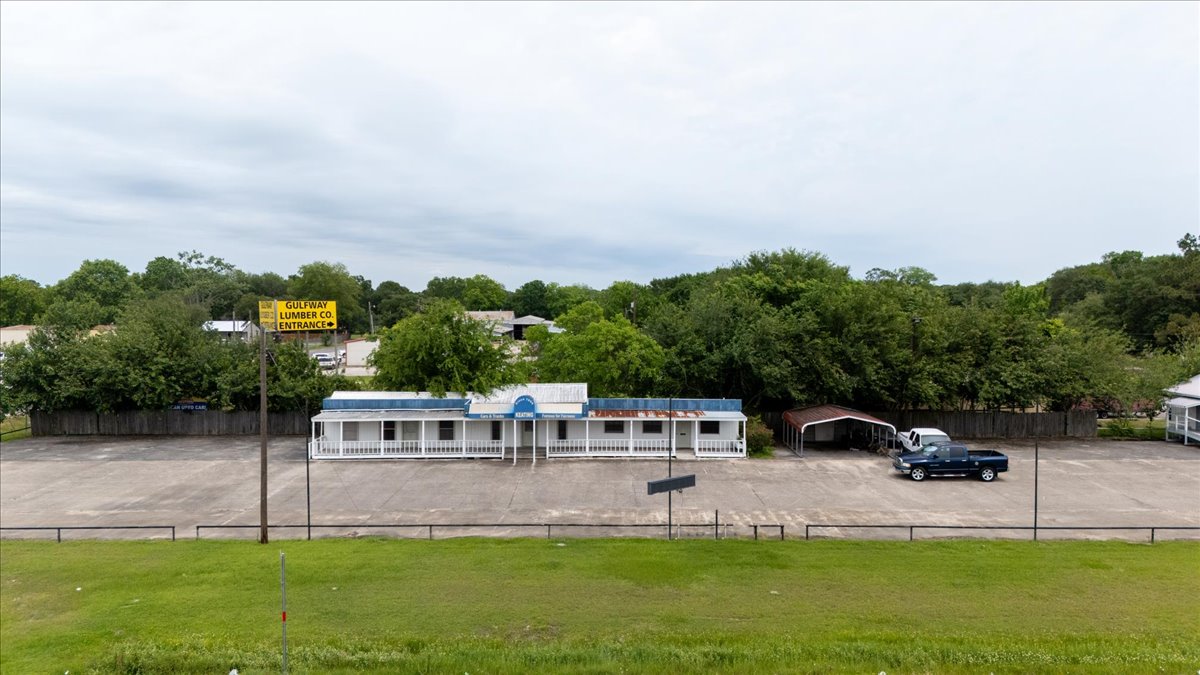 WheelerComm's tweet photo. Another one SOLD! Congratulations to our clients and to David Rose on the succesful closing of this property in Winnie. https://t.co/Xpx6W1og2o