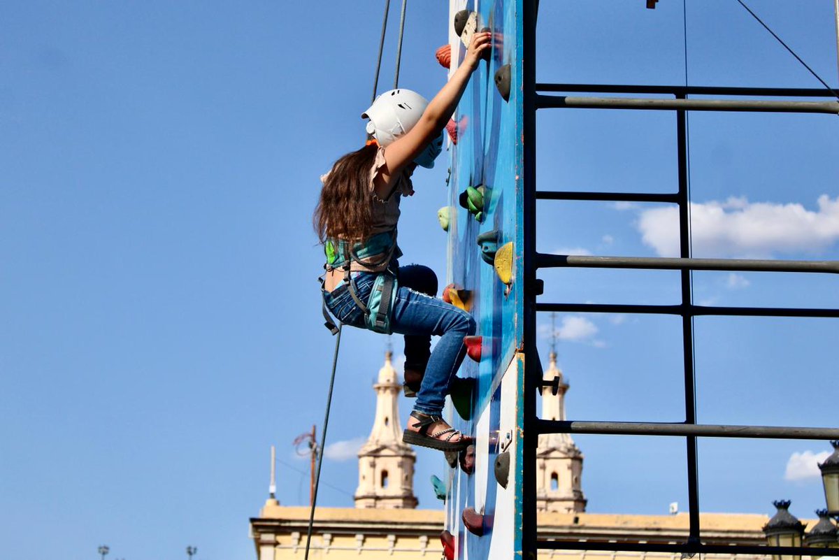 #AvanzaLeón⚽🧗🏻‍♀️En un ambiente de fiesta y activación física, más de 4 mil personas se dieron cita en la Plaza Principal para participar en la Feria Deportiva “Mujer León 450”.🙋🏻‍♀️ <a href="/municipio_leon/">Municipio de León</a> <a href="/ComudeLeon/">COMUDE León, Capital del Deporte</a> 
👉🏻 acortar.link/qGHnxb
