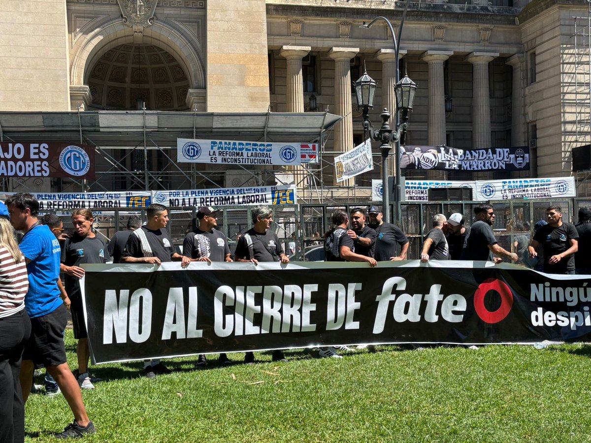 cgtoficialra's tweet photo. 📣 EN TRIBUNALES CONTRA LA REFORMA LABORAL

Concentrados en Plaza Lavalle frente al Palacio de Tribunales, presentación judicial en rechazo a la reforma laboral recientemente aprobada.

La acción forma parte de nuestra estrategia gremial: defender derechos constitucionales y señalar que la legislación impulsada por el Gobierno nacional es regresiva para las y los trabajadores.

#CGT #NoALaReformaLaboral #JusticiaLaboral #TrabajoConDerechos