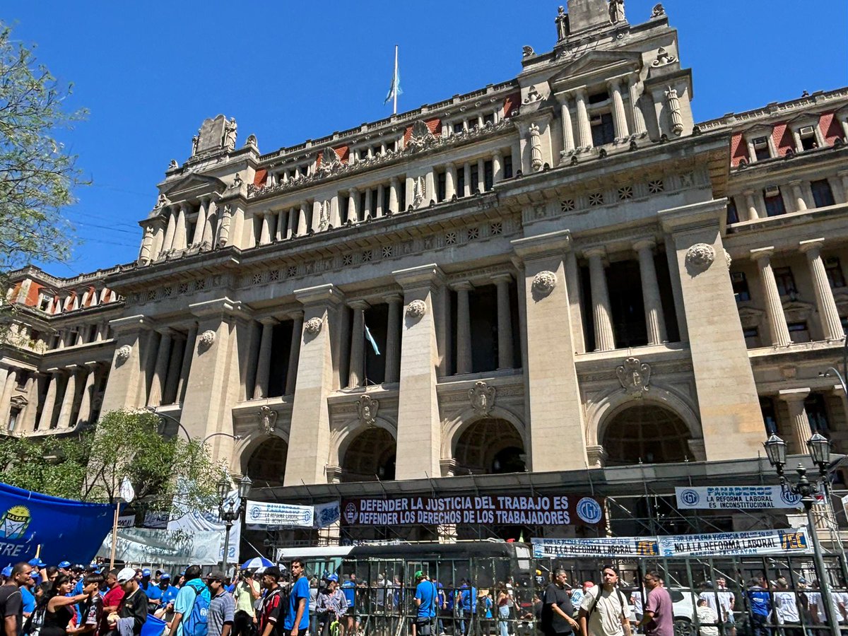 cgtoficialra's tweet photo. 📣 EN TRIBUNALES CONTRA LA REFORMA LABORAL

Concentrados en Plaza Lavalle frente al Palacio de Tribunales, presentación judicial en rechazo a la reforma laboral recientemente aprobada.

La acción forma parte de nuestra estrategia gremial: defender derechos constitucionales y señalar que la legislación impulsada por el Gobierno nacional es regresiva para las y los trabajadores.

#CGT #NoALaReformaLaboral #JusticiaLaboral #TrabajoConDerechos