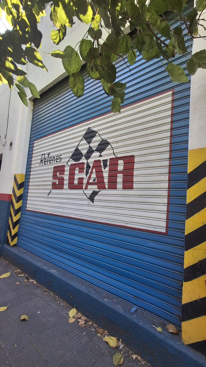 #Cordoba después de 50 años cerró la fábrica de retenes SCAR en barrio Puyrredon y quedó una mole de cemento vacia con persianas bajas sin actividad. En su momento de esplendor realizaba distribución hasta el norte del país "mucha tristeza" dijo un vecino. Movil <a href="/radiomitrecba/">Radio Mitre Córdoba</a>.