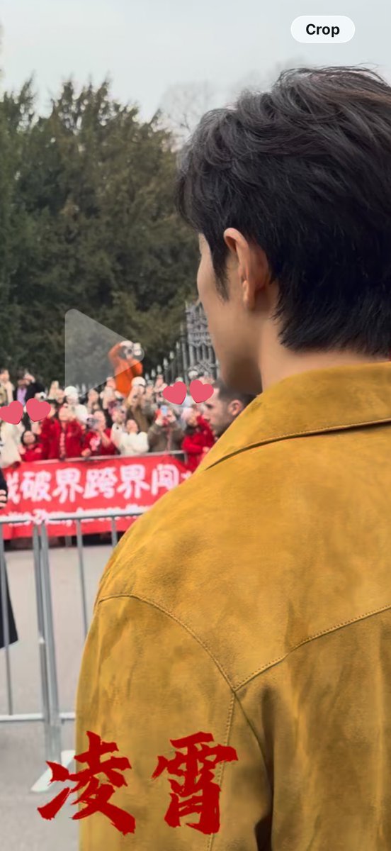 Spotted us <a href="/Xz1005L/">ⓝⓘⓚⓚⓘ ♥️ แฟนน้องลูกโม่ ♥️</a> <a href="/Keira_XFX/">Keira</a> 
In the same frame with our dear ZhanZhan outside Tod’s show!
This is our reward being there early at front row holding banners ♥️

Cr. 凌宵

#XiaoZhan
#ReadyForTods
#MFW26 #TODSFW26
#XiaoZhanxTods
#XiaoZhanMFW26