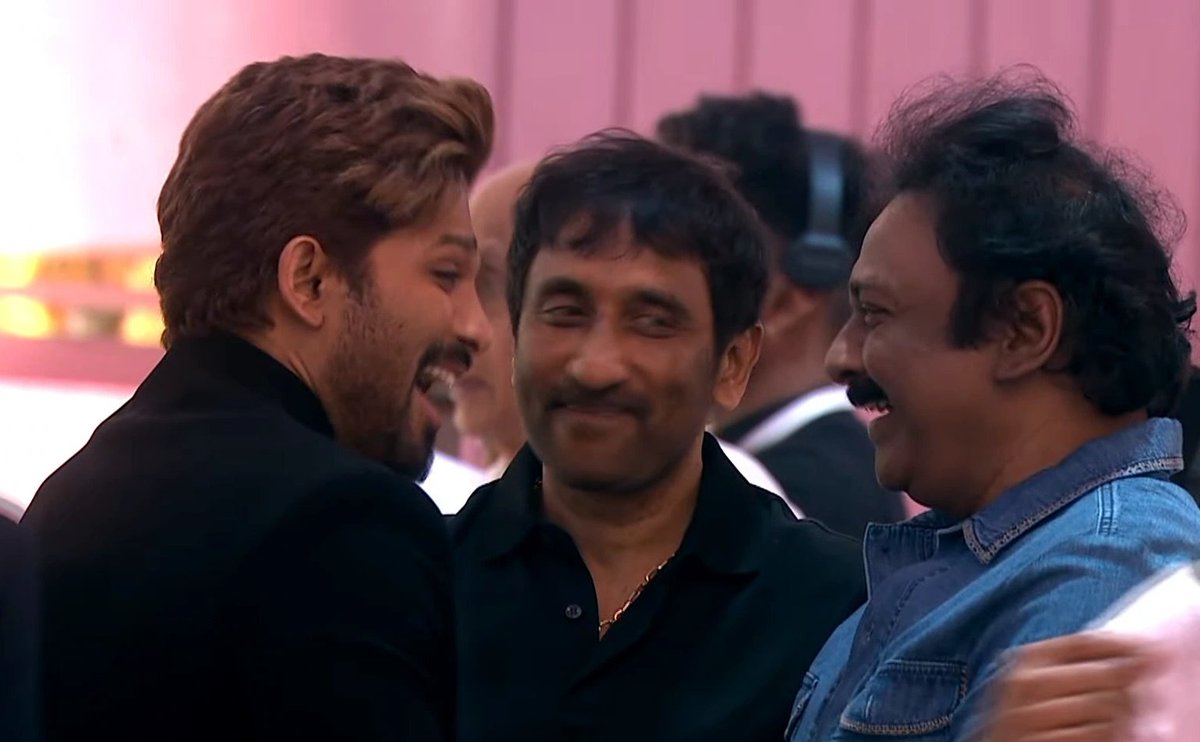 Movies4u_Officl's tweet image. #Comment ఈ కాంబినేషన్ లో సినిమా పడితే ఇప్పుడు ఎలా ఉంటుంది అంటారు?

#AlluArjun - #VVVinayak

#AlluArjun - #SrinuVaitla