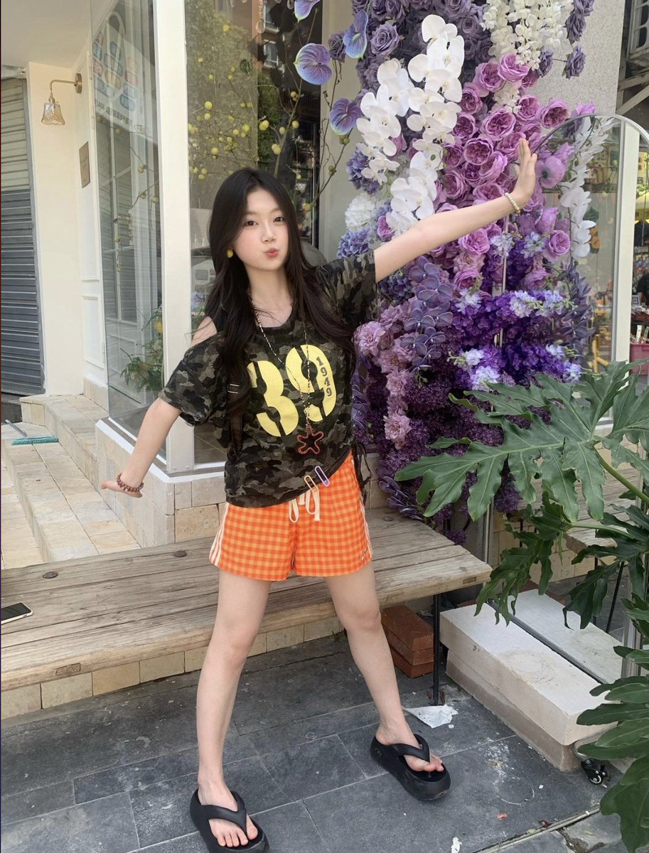 zhuliu666's tweet photo. 偷拍我朋友给我足交，去她家坐了会，聊了会天，说我比较恋足从sm开始说起，她对sm比较感兴趣，然后最后就同意帮我穿着她图片中的黑色人字拖足交了，她问我为什么有这个癖好，我说我盯你脚上，这双黑色人字拖挺久的，只是一直没有找到机会。差点被他发现了，我在偷拍。以后还有机会开发一下 #射鞋 https://t.co/ekWRMgkblb