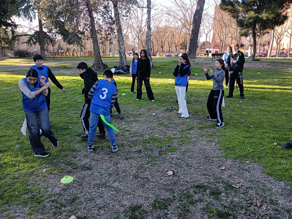 AsocPrimPrev's tweet photo. La semana pasada practicamos un nuevo deporte, el rugby, pero para hacerlo menos competitivo adaptamos el juego cambiando los placajes por robos de pañuelos.
Fue una tarde llena de risas y buenos momentos.🏈🕺🏻

#ocio #adolescencia
@FundlaCaixa @MadridPSociales
@juventudcmadrid https://t.co/8l7wTqTjUp