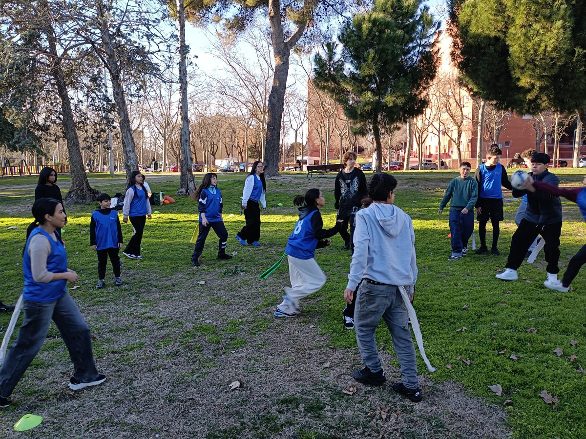 AsocPrimPrev's tweet photo. La semana pasada practicamos un nuevo deporte, el rugby, pero para hacerlo menos competitivo adaptamos el juego cambiando los placajes por robos de pañuelos.
Fue una tarde llena de risas y buenos momentos.🏈🕺🏻

#ocio #adolescencia
@FundlaCaixa @MadridPSociales
@juventudcmadrid https://t.co/8l7wTqTjUp