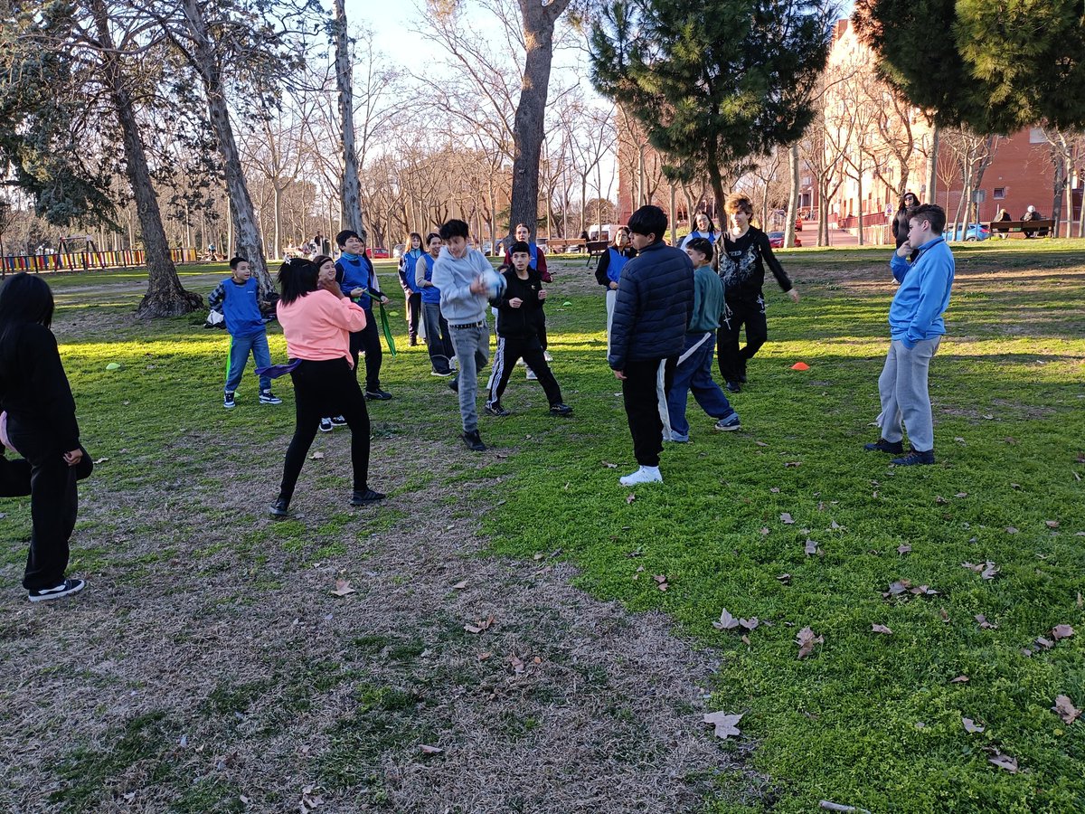 La semana pasada practicamos un nuevo deporte, el rugby, pero para hacerlo menos competitivo adaptamos el juego cambiando los placajes por robos de pañuelos.
Fue una tarde llena de risas y buenos momentos.🏈🕺🏻

#ocio #adolescencia
<a href="/FundlaCaixa/">Fundación ”la Caixa”</a> <a href="/MadridPSociales/">Políticas Sociales, Familia e Igualdad</a>
<a href="/juventudcmadrid/">Juventud▪️Comunidad de Madrid</a>