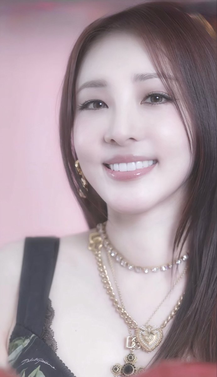 Krap_araD's tweet image. I'm finally taking the time to watch it attentively... 
She is absolutely stunning😮‍💨💕💕💕
#sandara