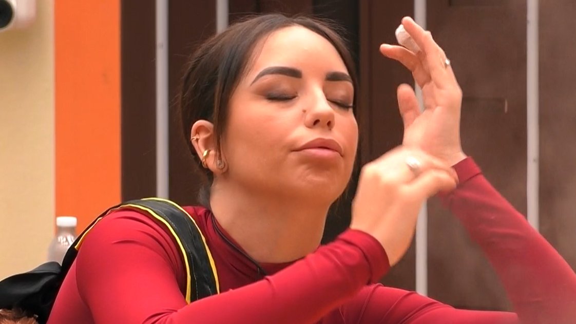 Anita diciendo que no quiere que la llamen de Supervivientes All Stars, porque sabe que quieren que gane

¿PERDONA?  Que vida más dura la del trabajador 

<a href="/Supervivientes/">Supervivientes</a> #ghduo2m