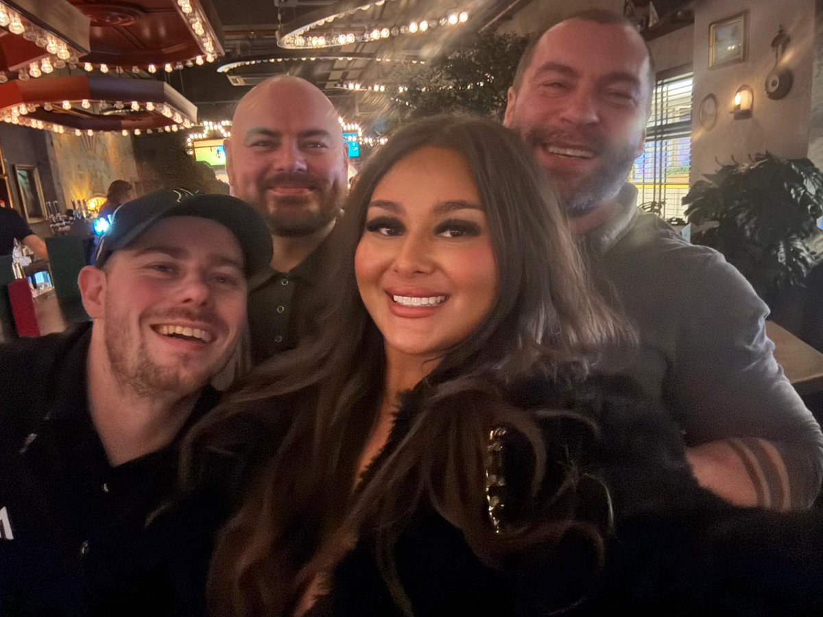 🎯 Solar Solve Do Darts!
Turns out we’re not just good at blinds… we’re not bad at bullseyes either.
It’s always good to swap the day job for something a bit different and spend time together outside of work.
#Solarsolv #TeamSolarSolve #DartsNight #TeamTime