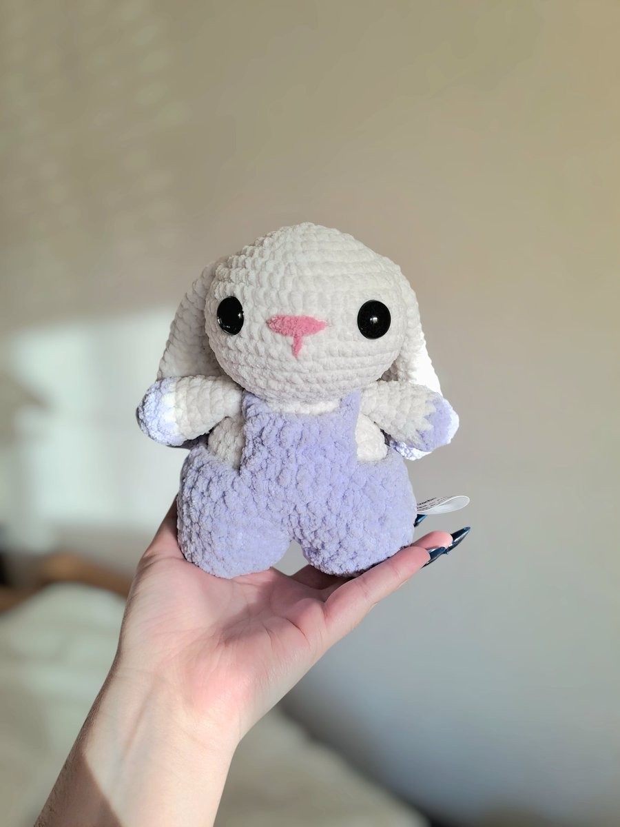 FlowersBanana's tweet photo. Salut tout le monde, je suis une jeune femme qui a créé une entreprise qui s'appelle Doux Crochet. Je suis spécialisée dans les peluches et les porte-clés en crochet. Voici quelques exemples de créations : 

Un petit RT serait gentil ❤️🐰 https://t.co/V3RuM372FU