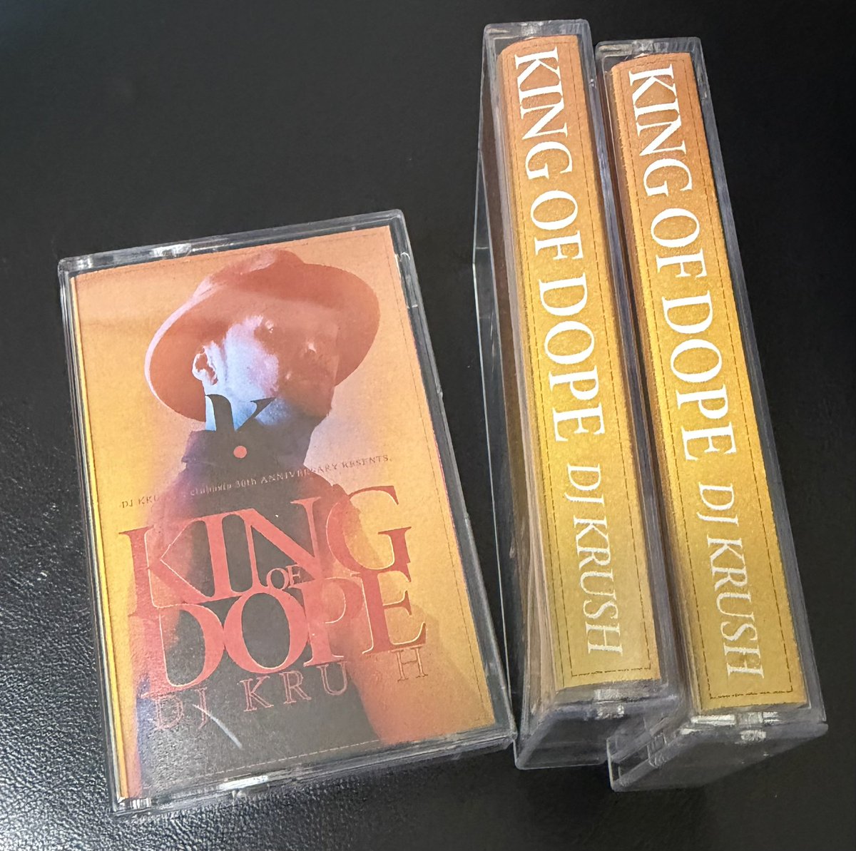 clubasia_DAY's tweet photo. ⚜️｜3.29 SUN. 17 PM
"KING OF DOPE ・ DJ KRUSH"
➤ #clubasia 

DJ KRUSH ワンマンDJライブ 、asia 30周年記念公演として開催決定！

渾身のステージを是非体感下さい。

・MiX TAPE付き前売チケット
・入場者全員特典
・30着限定コーチ
   ↓
https://t.co/TptYeh3pRw

#DJKRUSH 
#KINGOFDOPE https://t.co/CaJ7AlI1Mg