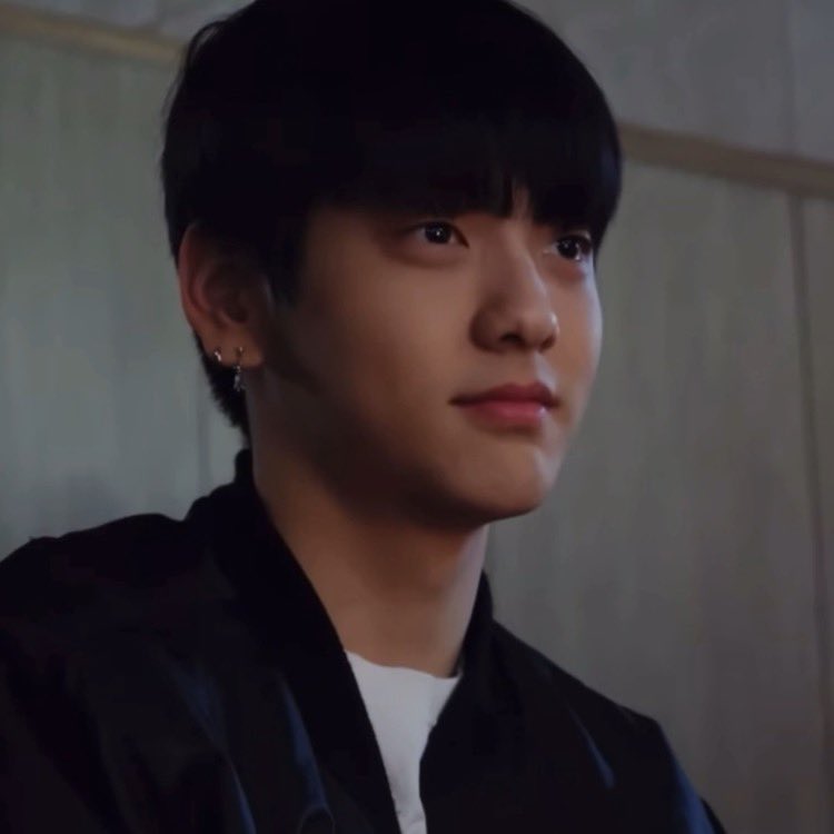 txt_sarangdan2's tweet photo. 수빈이는 연습생 때 자퇴한 상태여서 학교도 안 다녔는데 형동생 졸업식은 꼬박꼬박 참석한거 아시는분 아ㅏ진짜 여러분들. https://t.co/Bastl967HO
