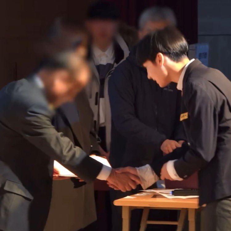 txt_sarangdan2's tweet photo. 수빈이는 연습생 때 자퇴한 상태여서 학교도 안 다녔는데 형동생 졸업식은 꼬박꼬박 참석한거 아시는분 아ㅏ진짜 여러분들. https://t.co/Bastl967HO
