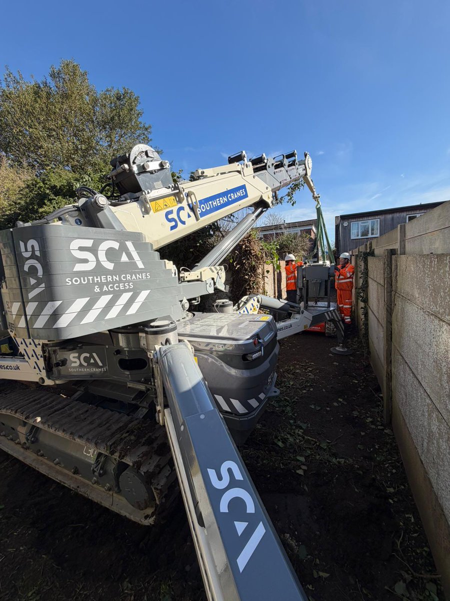 southerncranes's tweet image. A 3.5 tonne transformer replacement utilising our Hoeflon C30e spider crane and 4-tonne tracked carrier.

📞 01403 790874
📧 sales@southerncranes.co.uk
🌐 southerncranes.co.uk

#SouthernCranes #CraneHire #ConstructionUK #Hire #Construction #PoweredAccess #HeavyLifing #Cranes
