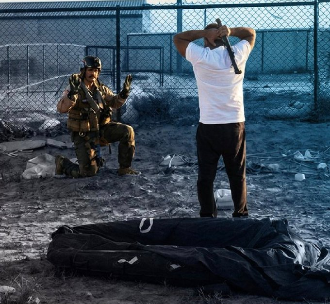 zekibahce's tweet image. Bu da günün fotoğrafı.

Tankın, topun, füzen olur ama an gelir bir adamın önünde diz çökersin.

Kuveyt'te düşen ve paraşütle kurtulan ABD'ye ait F-15 pilotu elinde sopa olan bir adamın önünde diz çöktü.