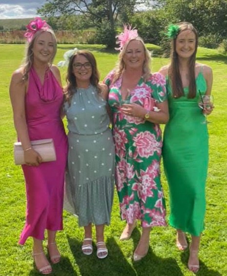 mother daughter tweet media