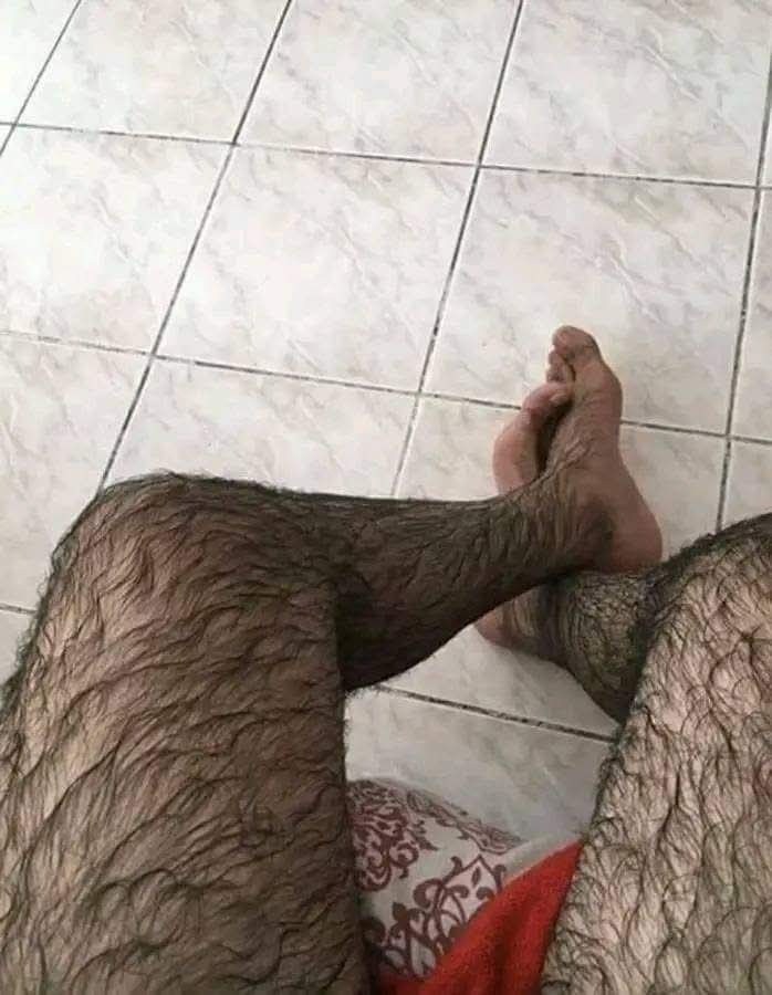 Pues ya barrí el piso otra vez. No sé de dónde salen tantos pelos si no tengo perros ni gatos en casa.