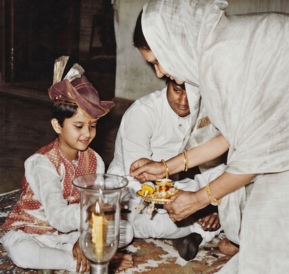 इस फोटो को देखो बहुत खास और अविस्मरणीय फोटो है श्रीमंत सरकार का बहुत सुंदर...<a href="/AScindia/">Mahanaaryaman Scindia</a>  <a href="/JM_Scindia/">Jyotiraditya M. Scindia</a>