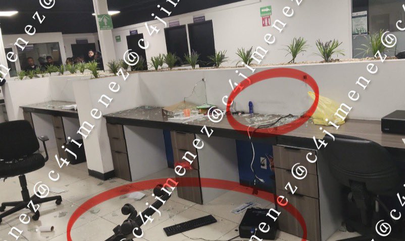 SE NIEGA MP a RECIBIR a DETENIDO, y le DESTROZAN la AGENCIA 
Así quedaron dañadas las instalaciones de <a href="/FiscaliaCDMX/">Fiscalía CDMX</a> en <a href="/AlcaldiaAO/">Alcaldía Álvaro Obregón</a> 
Agentes de <a href="/SSC_CDMX/">SSC CDMX</a> llevaban a un tipo detenido por una pelea, pero el mp les dijo q no lo recibiría.
En respuesta, 6 personas rompieron de todo.