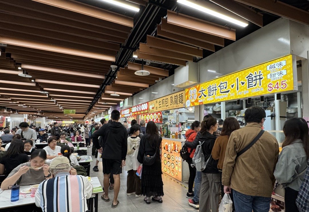 夜の士林夜市には美味しい食べ物がたくさんありました！