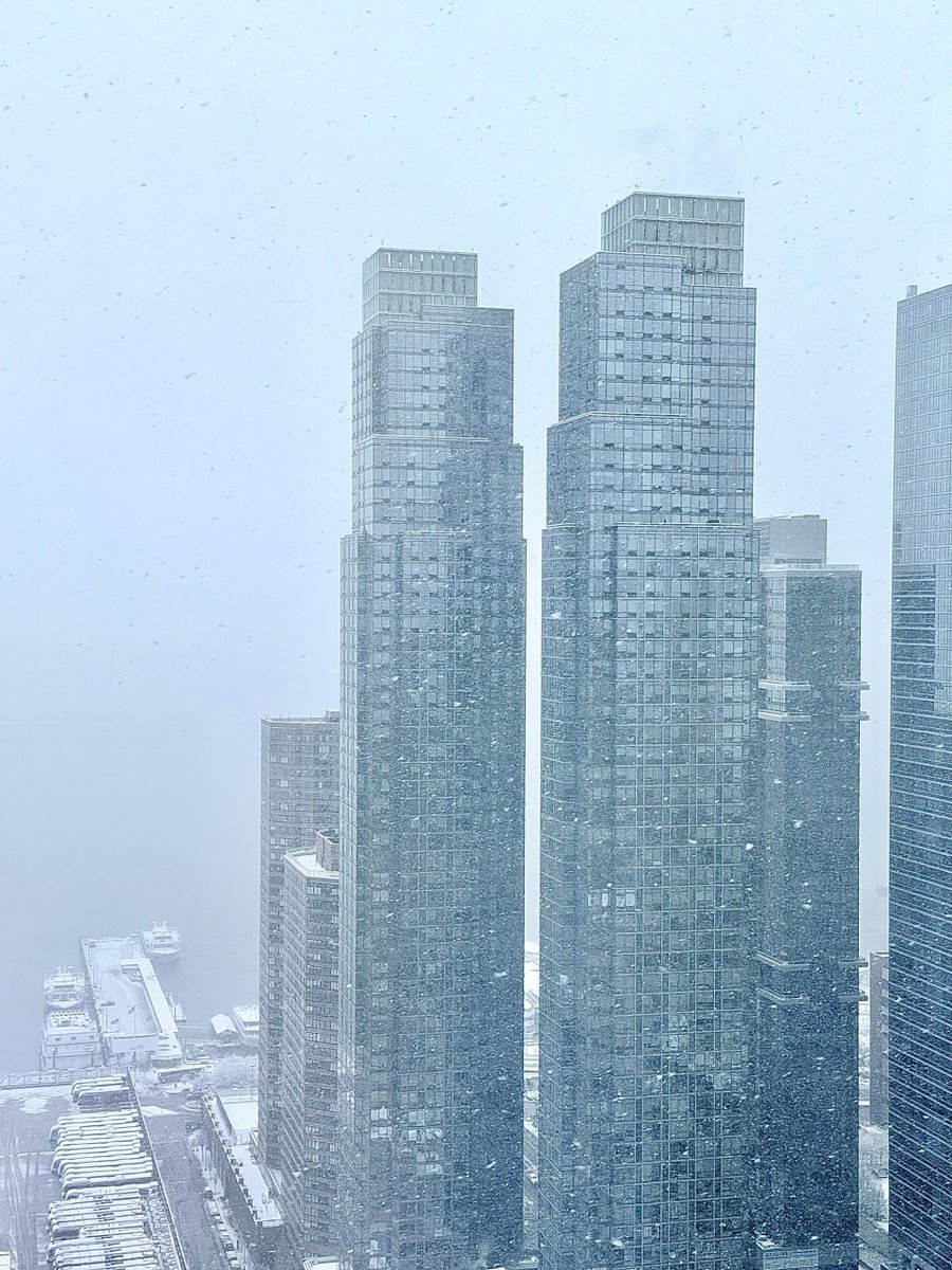 Camille2358's tweet photo. Snow in NYC https://t.co/QRngktgq7I