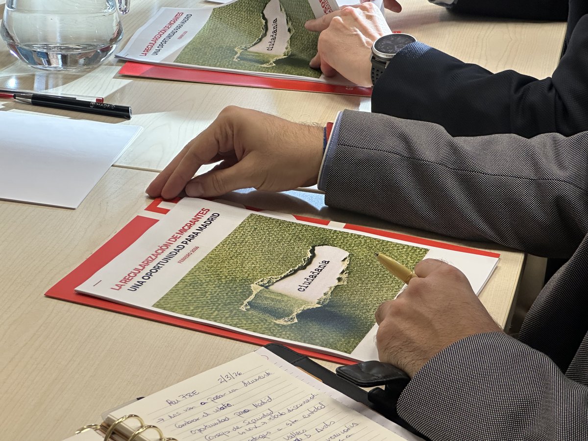TercerSectorMad's tweet photo. Nos reunimos con el @PSOEMCiudad para analizar el proceso de regularización extraordinaria previsto para 2026 en Madrid.

Planificación, coordinación y refuerzo de recursos serán determinantes para garantizar derechos y evitar la saturación de servicios.
https://t.co/npVDrJU9ip https://t.co/qNo3rKapfx