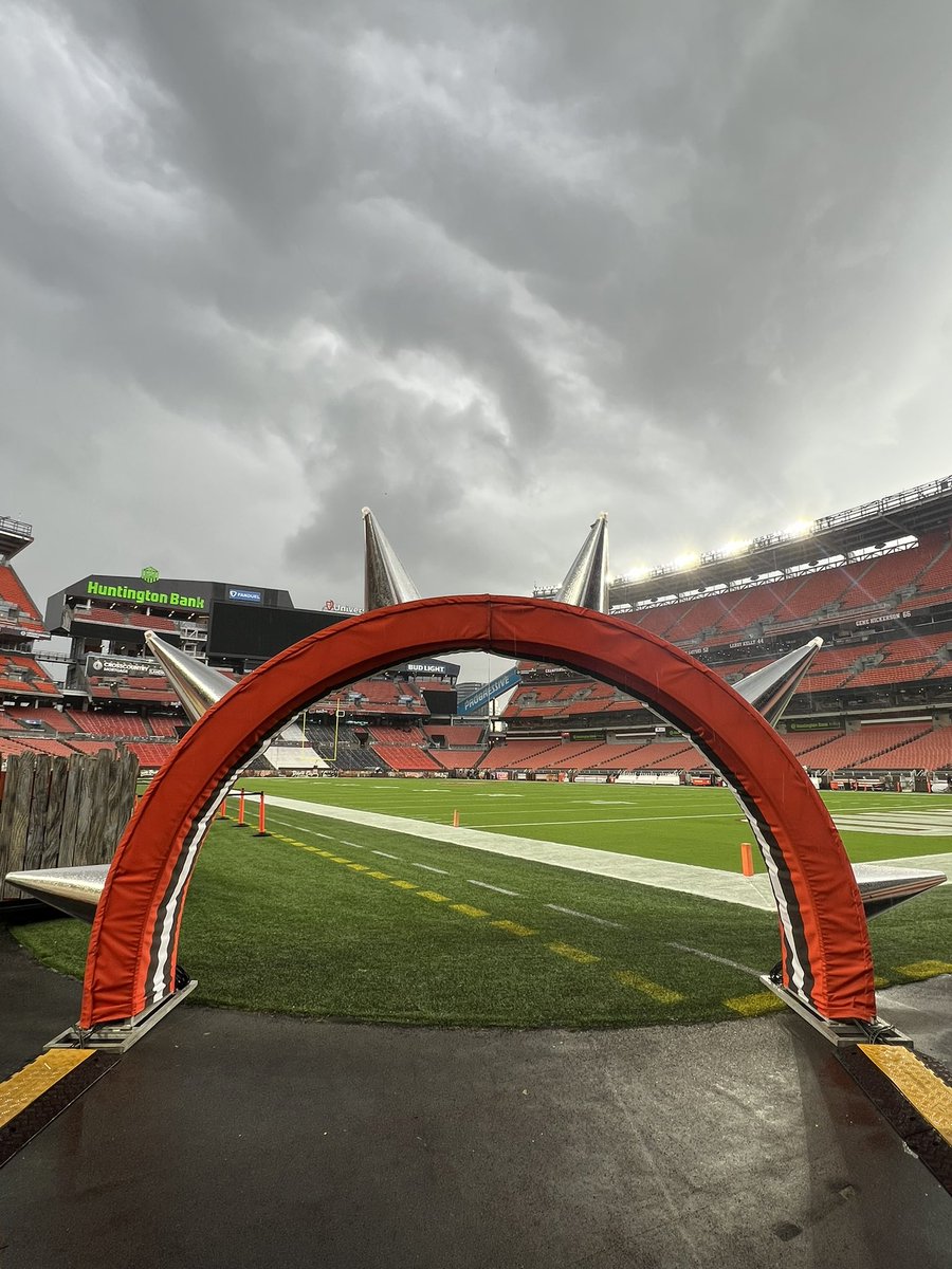 AlexStreff's tweet photo. Today marks my last day with the Cleveland Browns. I want to start by saying this has a been a dream come true from day one. When I first picked up a camera I would never have imagined that I would ever be part of something like the @NFL or the @Browns. #DawgPound (1/3) https://t.co/gGFmRyqnfk