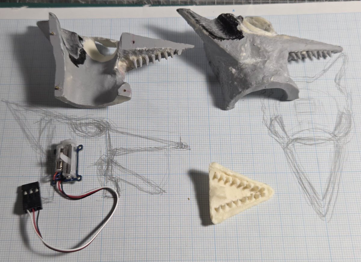 #ガメラ対ギャオス　製作8

ギャオスの目蓋を作りました
これで､ギャオスのギミックの製作に入ります。
目蓋作ったのは、ギャオスの痛い表情を作りたかったから

今回の初体験は、このミニサーボを使うこと

上手く行くかどうかわかりませんが、手を動かさないと始まらないので、作図開始です