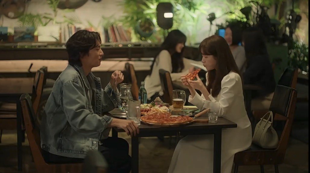 KangYuchild's tweet photo. This didn’t disappoint, loved their first interaction! Lee ki teak is so charming that Shin Ji Su looks more fun on screen than on paper!🤩
#ThePracticalGuideToLoveEp2 
#ThePracticalGuideToLove #HanJiMin #LeeKiTaek https://t.co/KpNaxo9LWB