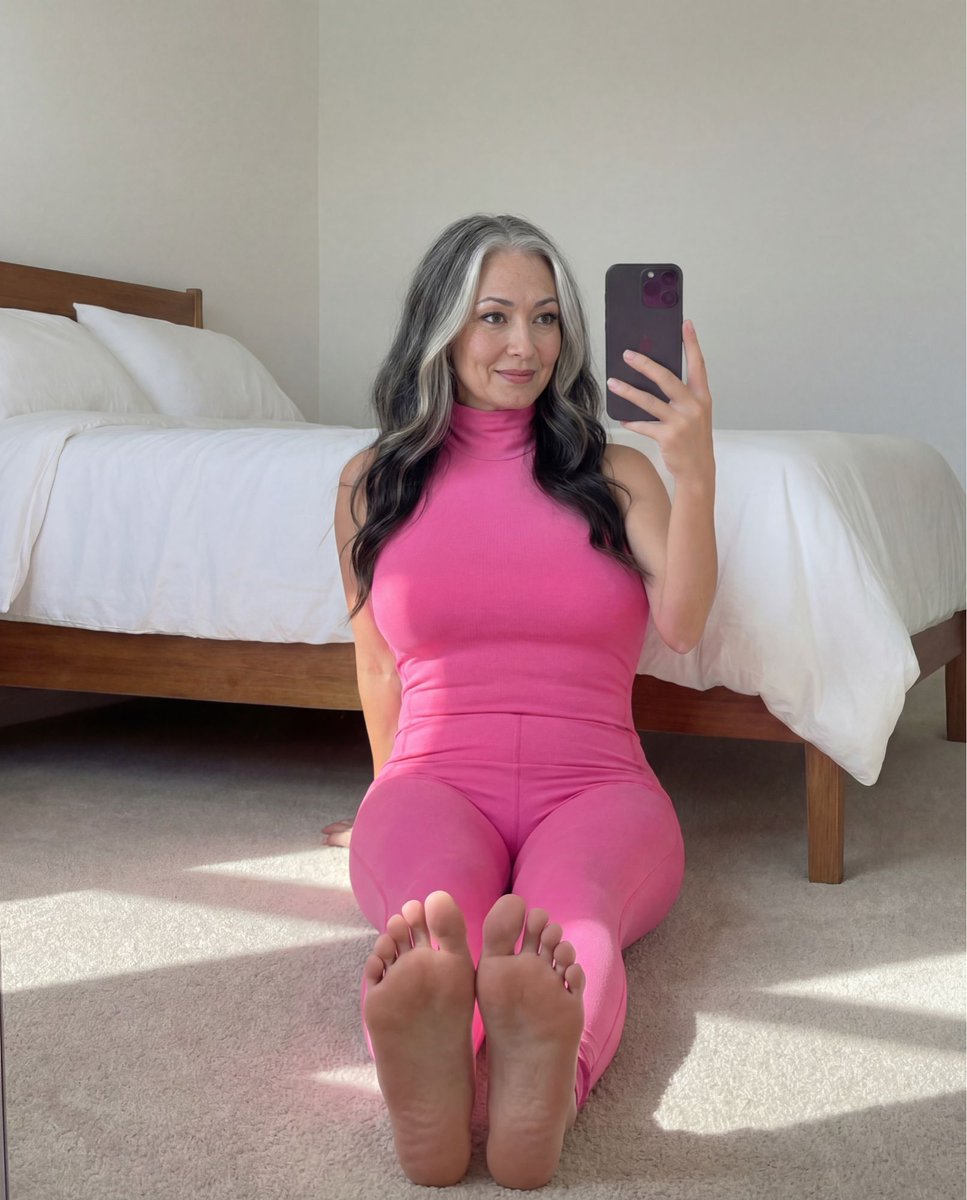 MissKimiMiller's tweet image. Can I get a foot massage?🙈