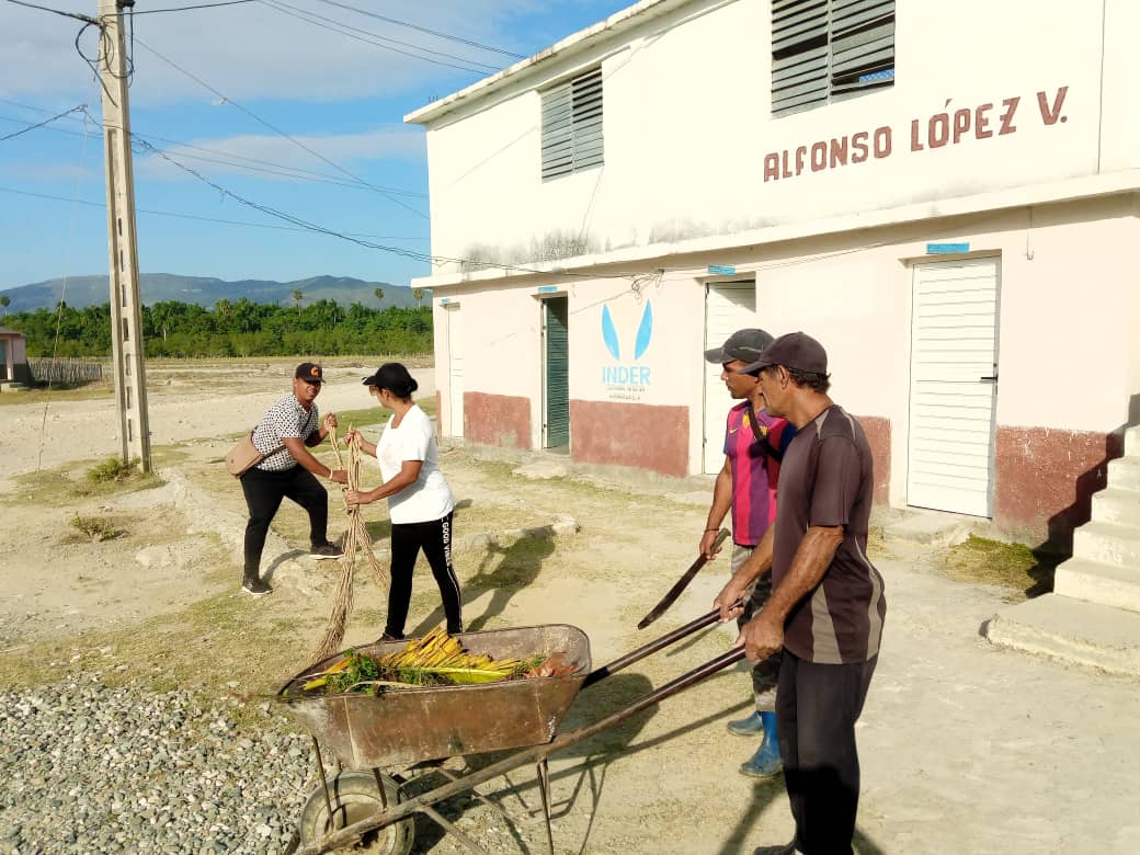 DuponSuare51665's tweet photo. Colectivo Laboral del combinado deportivo Alfonso López Velázquez del C/P San Antonio del Sur, realiza tareas de saneamiento del entorno conmemorando el aniversario del INDER y el 8 de Marzo.
#Somosdeporte
#Vamoscontodo
#CubaNoEstasola https://t.co/aL30W81Xat