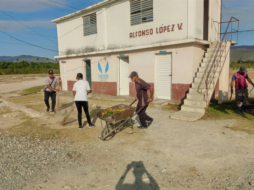 DuponSuare51665's tweet photo. Colectivo Laboral del combinado deportivo Alfonso López Velázquez del C/P San Antonio del Sur, realiza tareas de saneamiento del entorno conmemorando el aniversario del INDER y el 8 de Marzo.
#Somosdeporte
#Vamoscontodo
#CubaNoEstasola https://t.co/aL30W81Xat