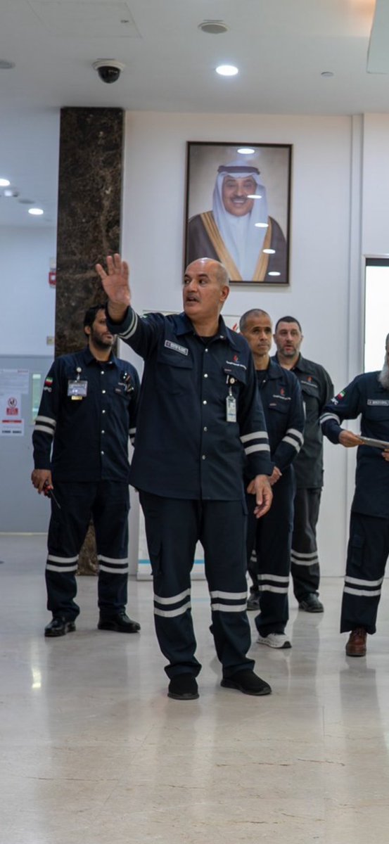 naiefkwt's tweet photo. يومًا صعيبًا وضّح الكفاءة 👏 
في الصور يبدو نائب الرئيس التنفيذي 
السيد/شجاع سالم العجمي و رئيس ضباط الأمن السيد/عبدالرحمن نادر العجمي و الزملاء
 مع رئيس مجلس الوزراء لحظة زيارته بعد العدوان الذي حصل و مر بسلام و لله الحمد ثم يقضة رجال الجيش و العاملين في المصفاة.
#القطاع_النفطي https://t.co/mbxLkycEoo