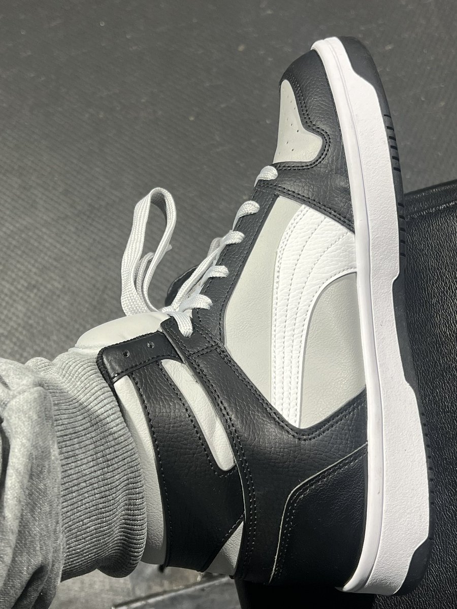 droidice00's tweet photo. New kicks to get good and stinky! https://t.co/V9AJPIj3w4