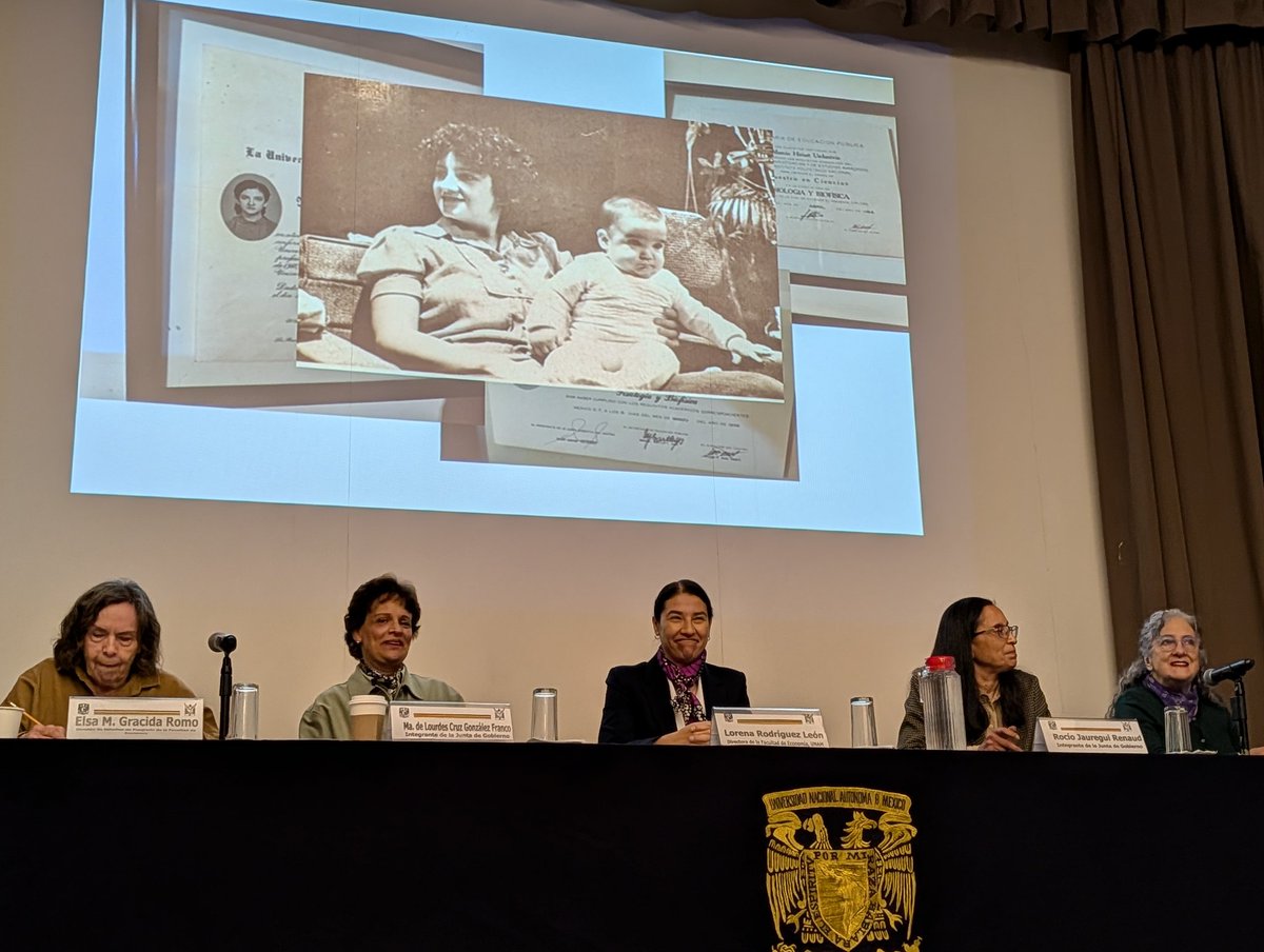 Arimarhol's tweet photo. Marcia Hiriart abre la mesa contándonos sobre su trayectoria en la Facultad de Medicina @MujeresEcon @FEconomiaUNAMof @UNAM_MX @depfeunam https://t.co/Hpa4dl9sll