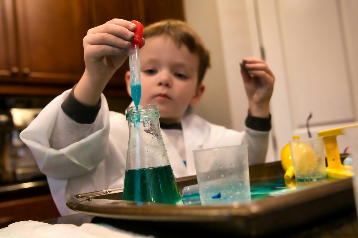 AciertasRed's tweet photo. Ya tenemos lista la SEGUNDA EDICIÓN del catálogo   DEL LABORATORIO  AL AULA, con una irresistible oferta de actividades de más de 150 científicos para centros  educativos desde infantil a bachillerato y FP.  https://t.co/KfFEti28X2 @COSCEorg https://t.co/r2kU2CUA0t