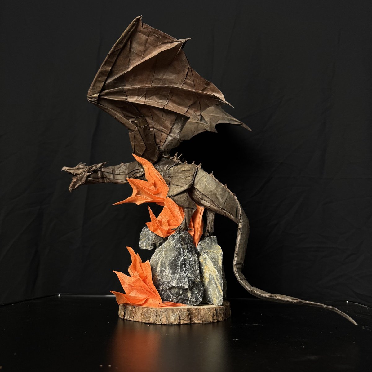 MonsierLeDuc's tweet photo. HUYVERN 
A wyvern designed by Nguyễn Quang Huy Folded by me and Nguyễn Đình Dũng from Wenzhou paper 96x96cm #origami #dragon #wyvern https://t.co/gwqerRlBmR