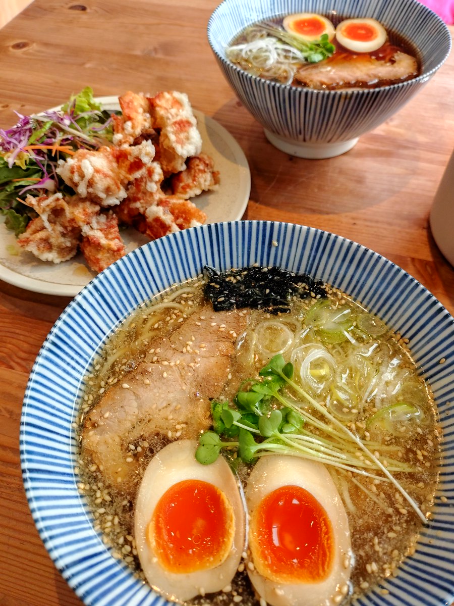 bigone3012's tweet photo. 近所の店の塩ラーメンと早咲きの桜。
#ピュアスープラーメンしずく　#蜂須賀桜　#徳島 https://t.co/yNZUlcFpf0